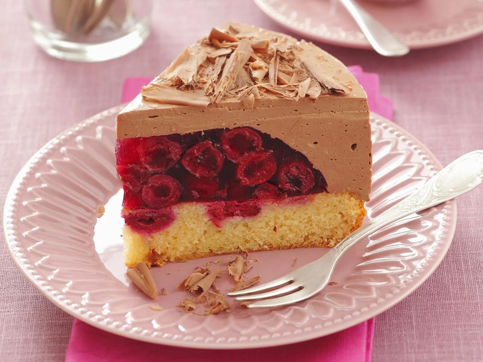 Kirsch-Schoko-Torte Rezept | EAT SMARTER