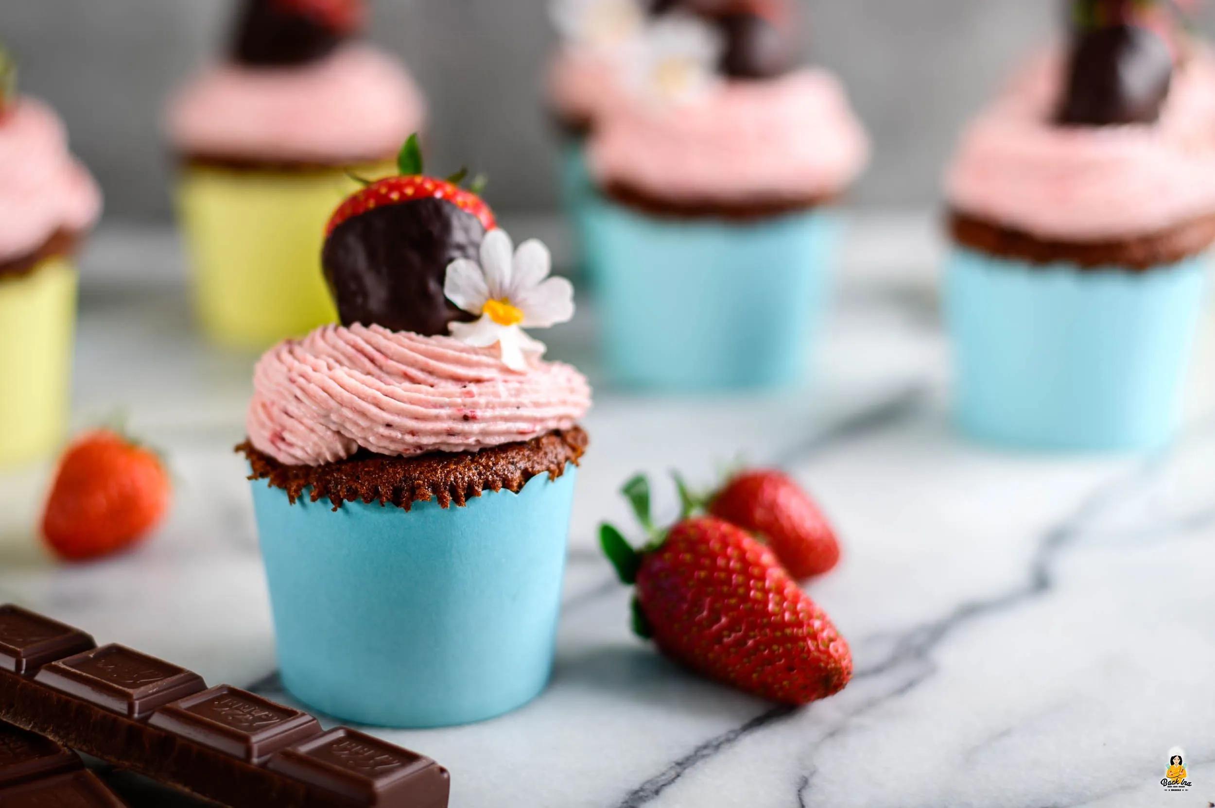 Schoko-Erdbeer-Cupcakes mit echten Erdbeeren - BACKINA
