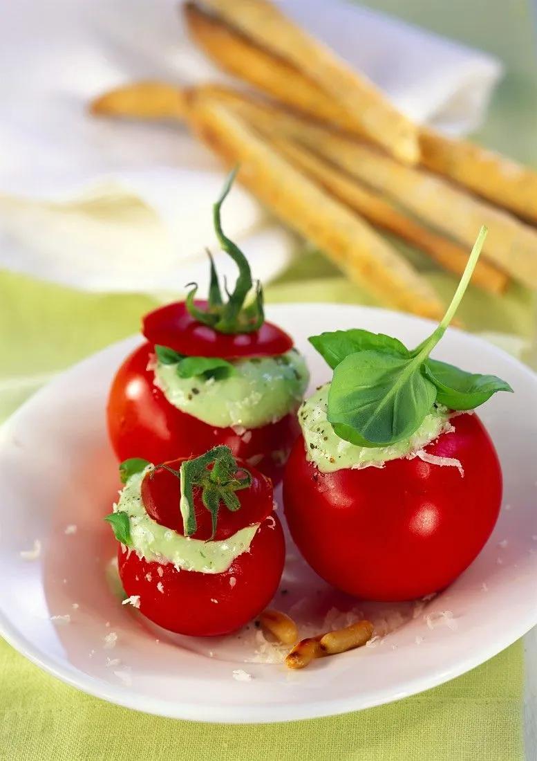 Gefüllte Tomaten mit Basilikum-Frischkäse Rezept | EAT SMARTER