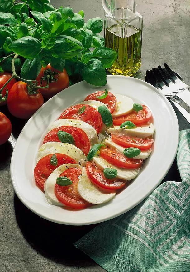 Tomate mit Mozzarella und Basilikum Rezept | LECKER
