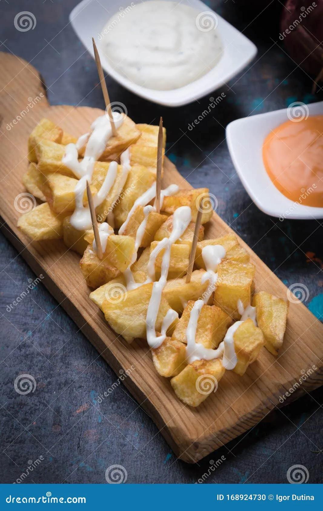 Patatas Bravas, Spanisch Gebratene Kartoffel Stockfoto - Bild von ...