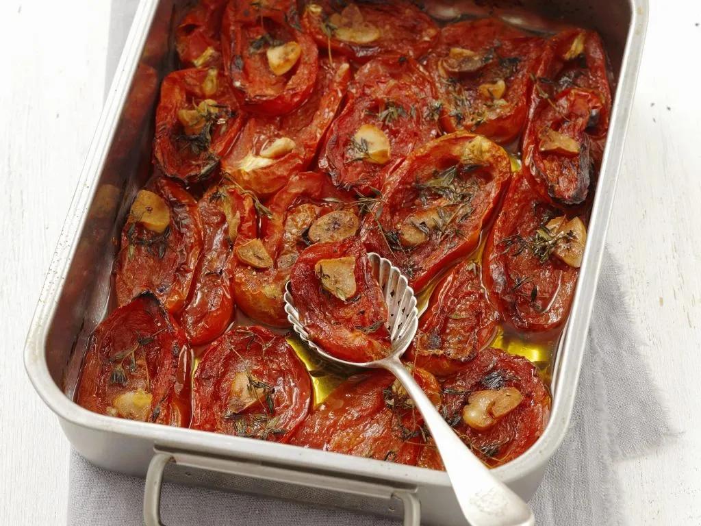 Tomaten mit Knoblauch im Ofen gebacken Rezept | EAT SMARTER