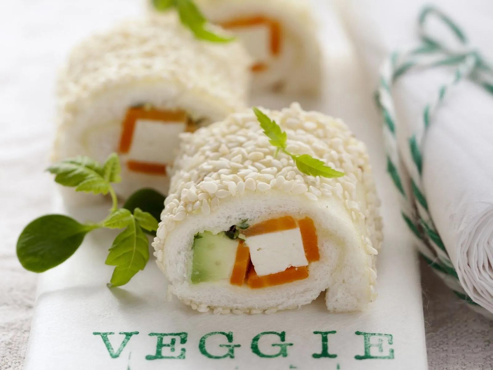 Vegetarische Sushi-Rolle aus Tramezzini | Rezept | Vegetarisches sushi ...