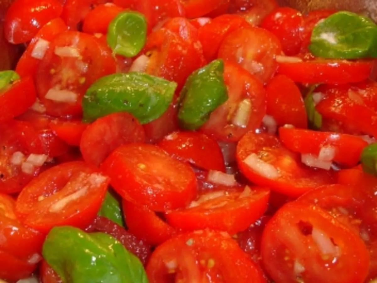 Tomatensalat ganz einfach - Rezept mit Bild - kochbar.de