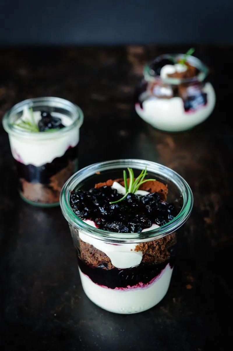 Dessert im Glas: Brownie Blaubeer-Rosmarin-Kompott und Vanille ...
