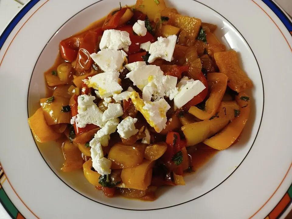 Geschmorter Paprika-Tomaten-Salat mit Feta und Knoblauch-Basilikum ...