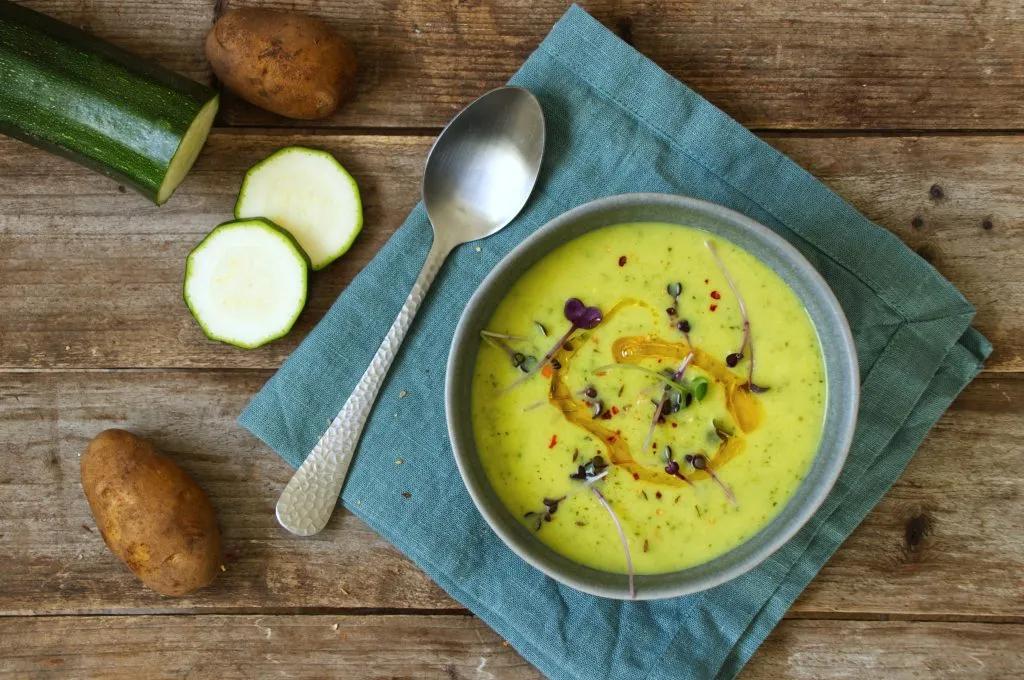 Rezept: Basische Zucchini-Kartoffel-Suppe | ULoop Magazin