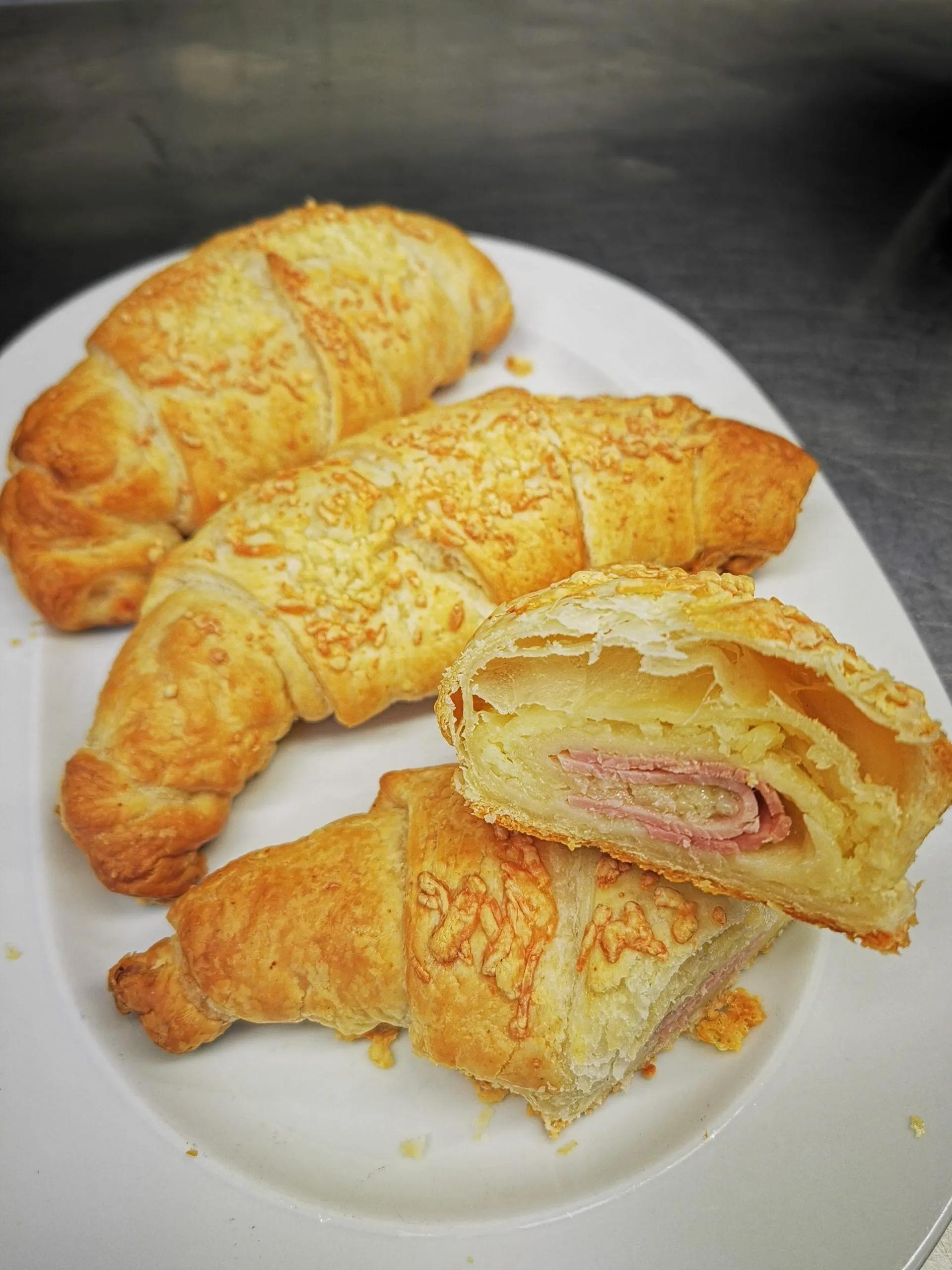 Käse-Schinken Croissant – Snik and tasty