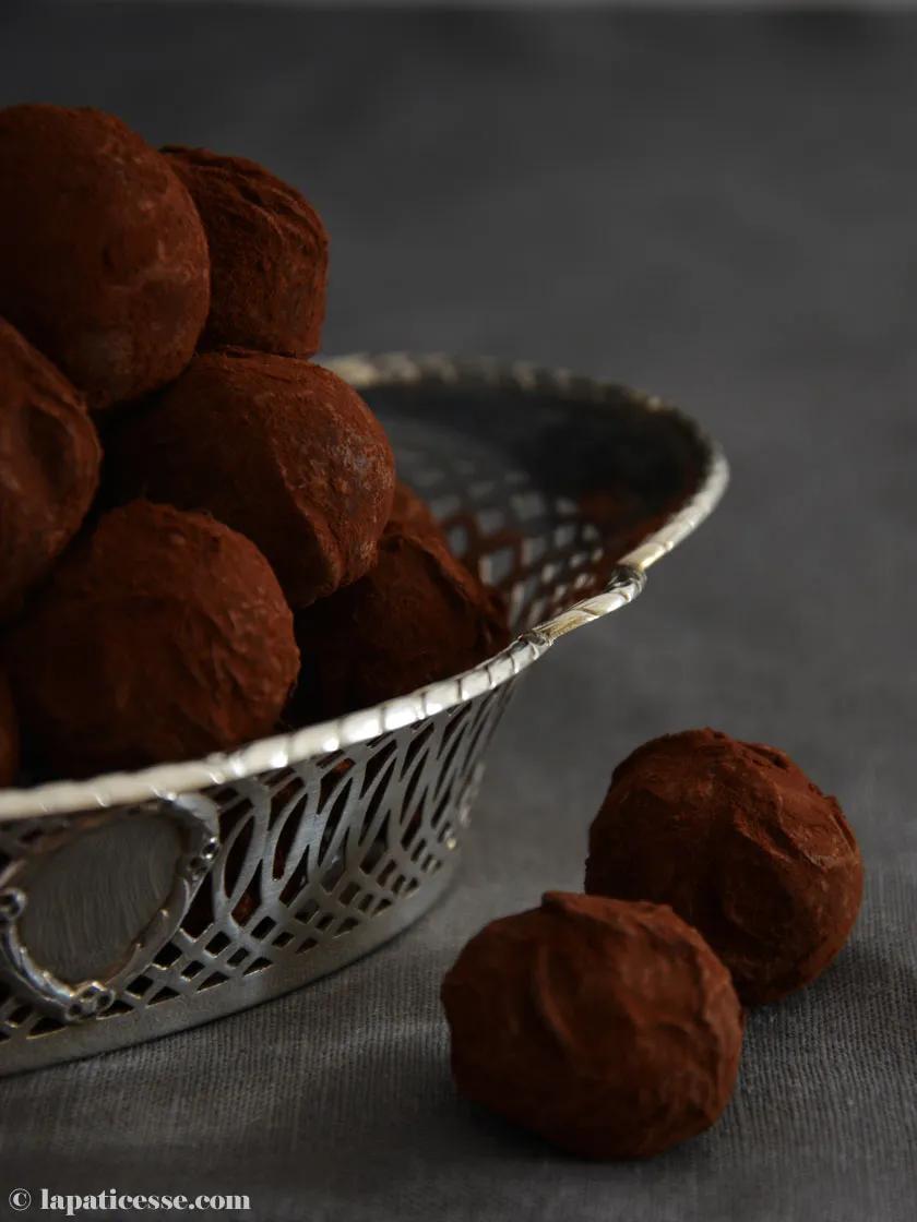 Schokoladentrüffel mit Orange &amp; Zimtblüten »Truffes au chocolat à l ...