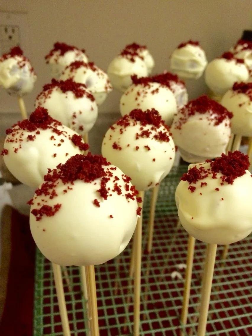 Red Velvet Cake Pops | Red velvet cake pops, Easy white chocolate ...