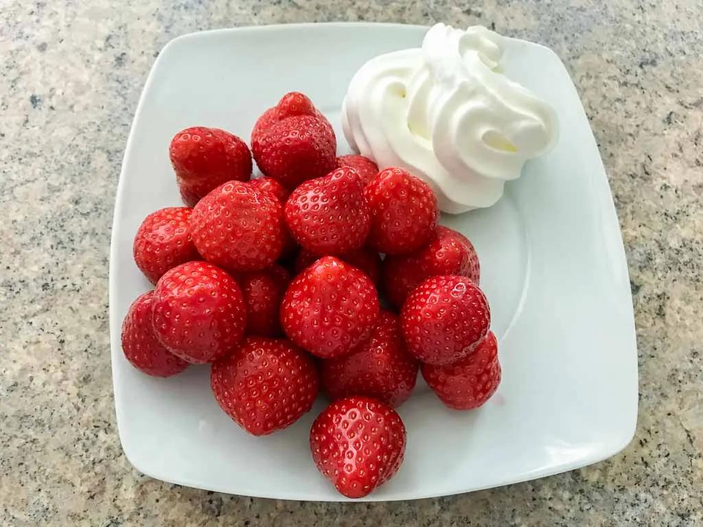 Erdbeeren-mit-Sahne-Tag – National Strawberries &amp; Cream Day - 21. Mai