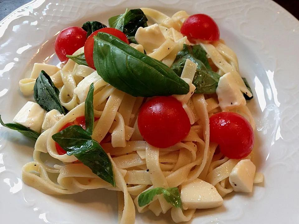 Spaghetti mit Tomaten, Mozzarella und Basilikum von strandengel | Chefkoch