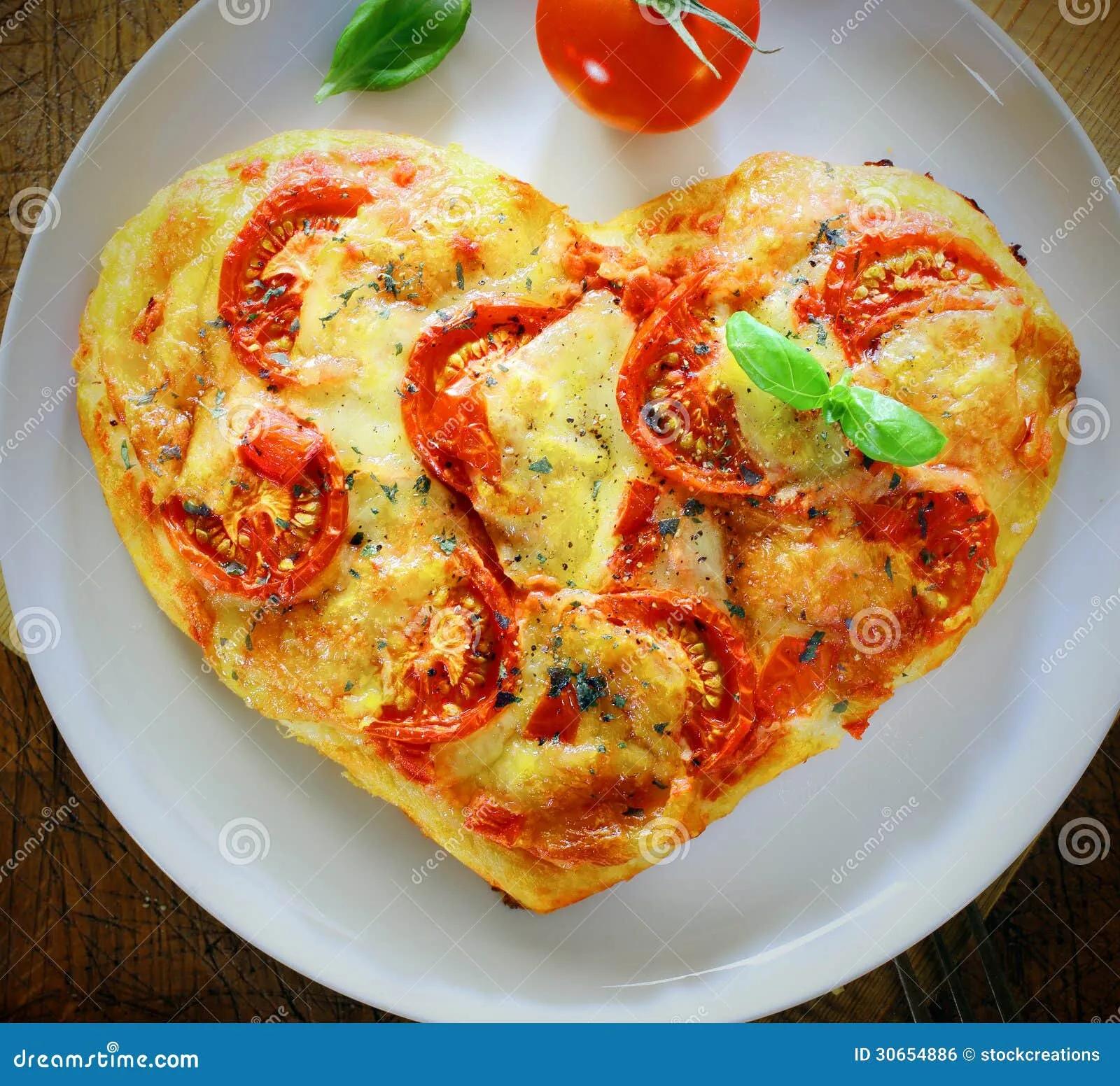 Het Romantische Hart Vormde Italiaanse Pizza Stock Foto - Image of ...