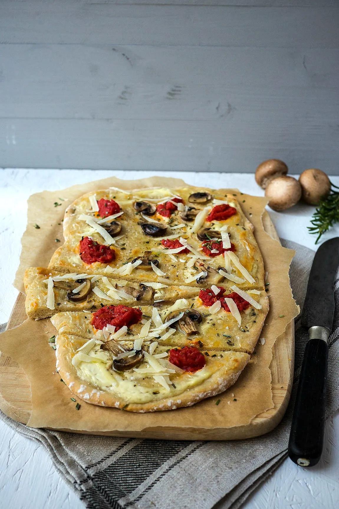 Italienischer Flammkuchen mit Champignons &amp; Tomaten - Schnelle ...