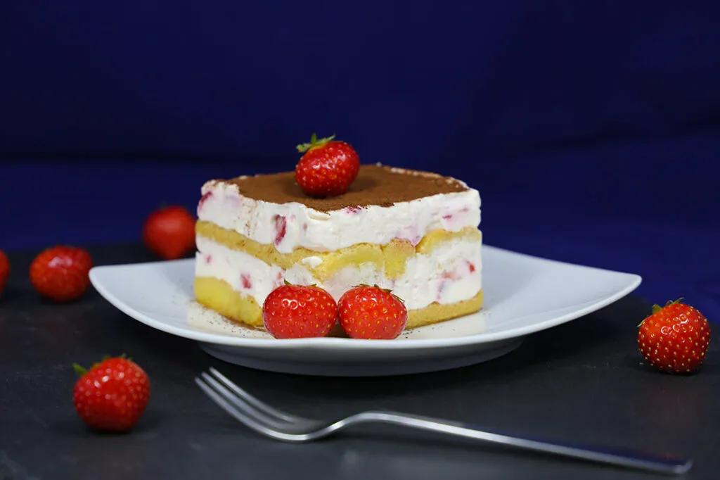 Sommerliches Erdbeer-Tiramisu mit Mascarpone und Sahne - das beste Rezept!