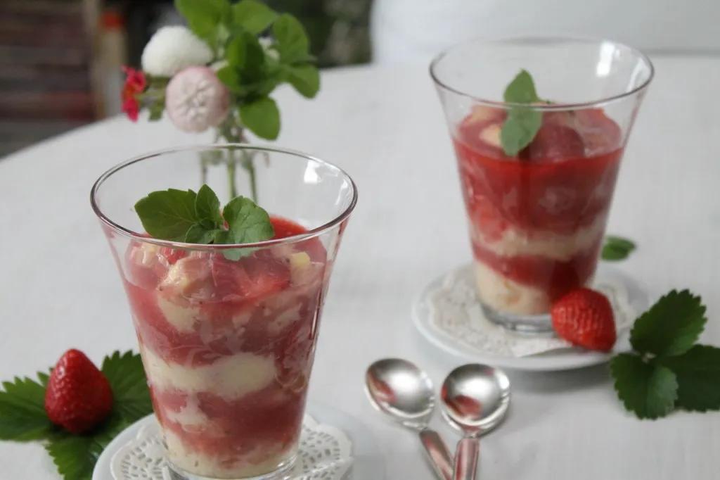 Grießflammerie im Glas mit Erdbeersoße und Erdbeersalat | cuplovecake