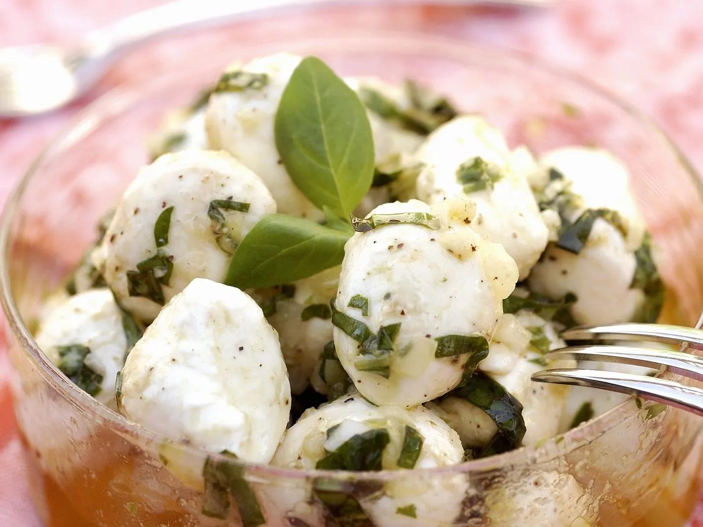 Baby-Mozzarella mit Basilikum Rezept | EAT SMARTER