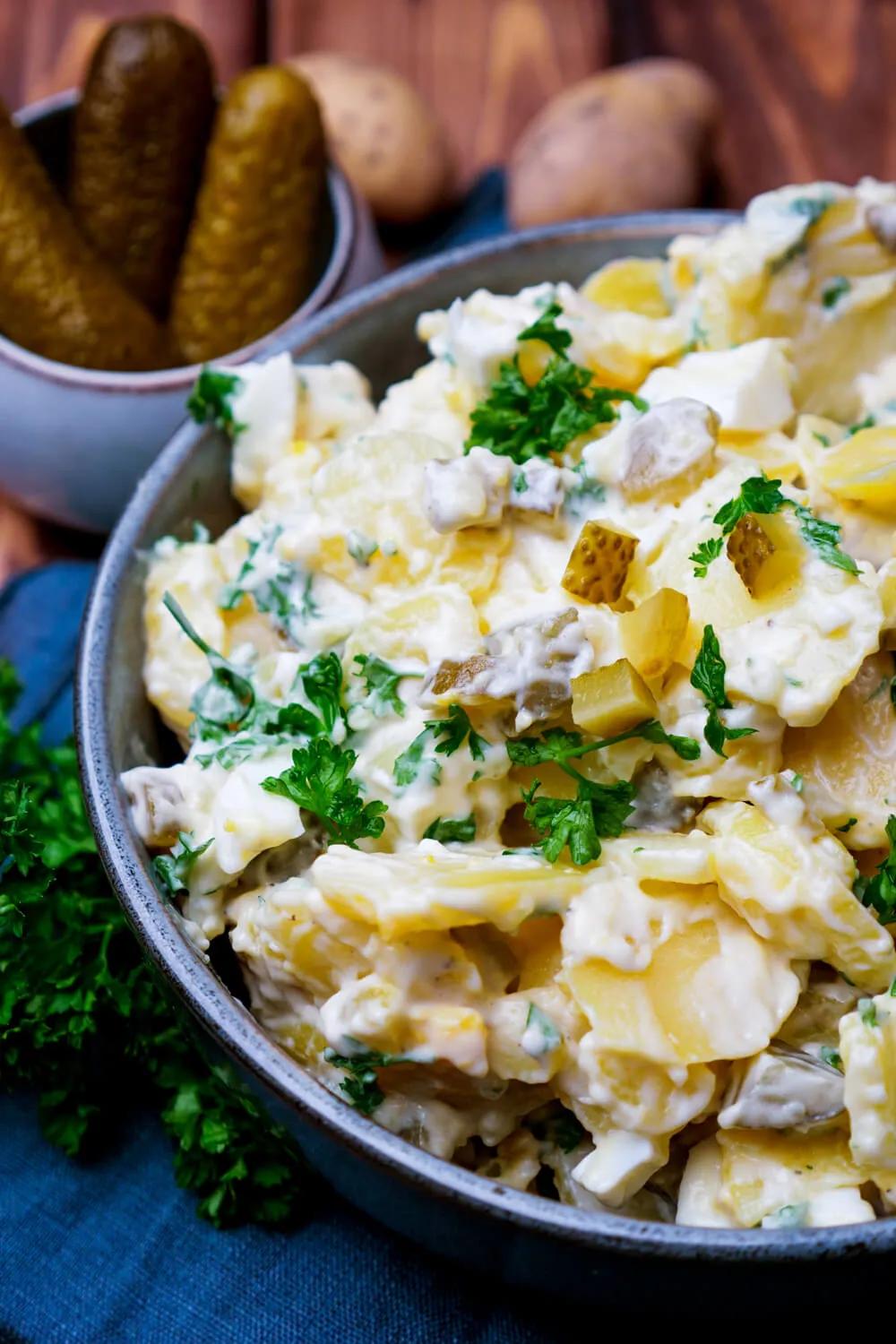 Kartoffelsalat mit Mayonnaise und Ei – ganz klassisch