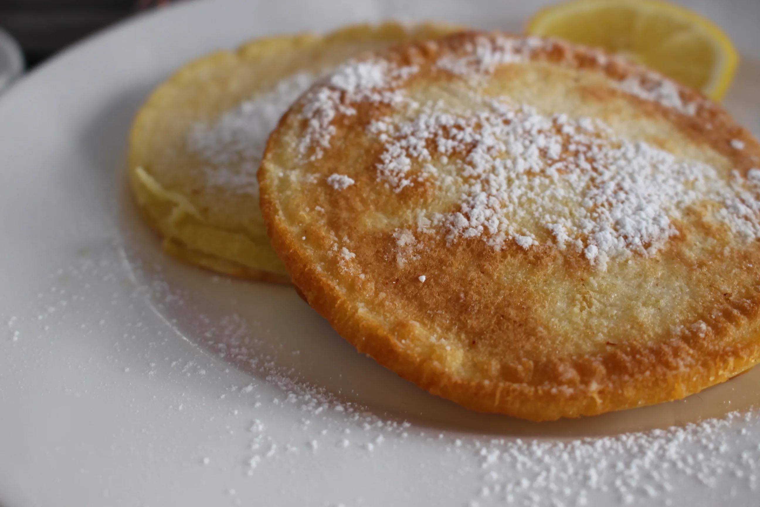 Fluffige amerikanische Pancakes mit Zitrone zum Frühstück [Rezept]