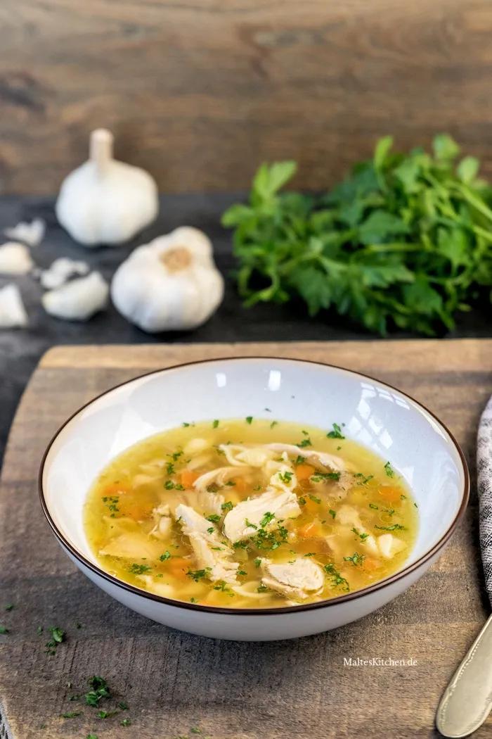 Rustikale Hühnersuppe mit Nudeln und Knoblauch