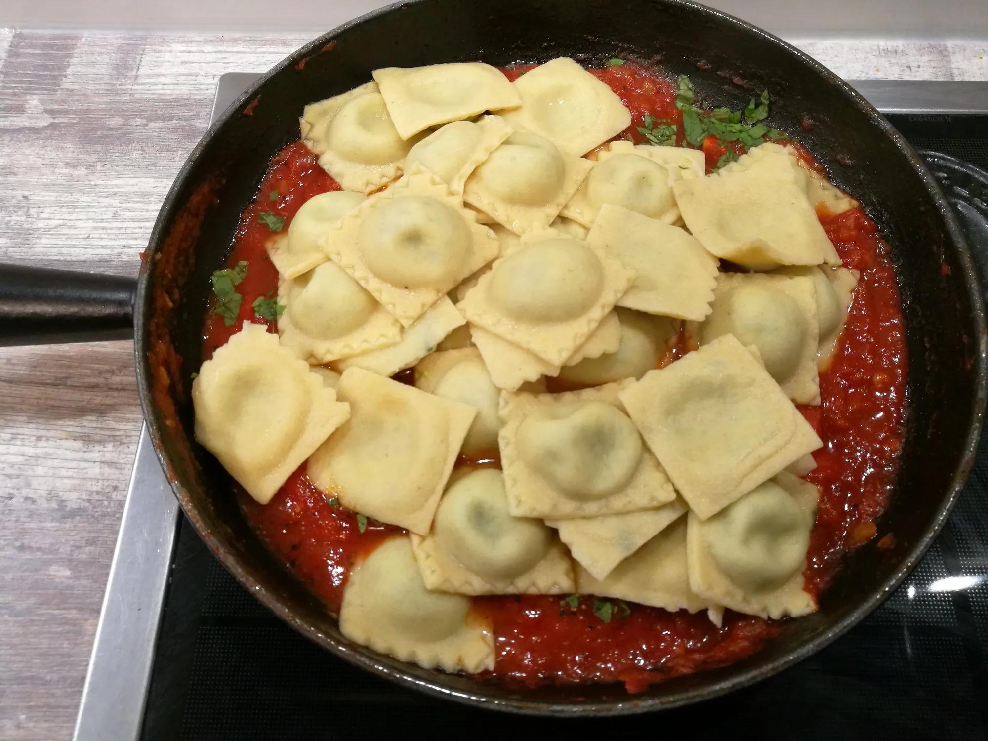 Ravioli mit Ricotta-Spinat Füllung in Tomatensauce | Grillforum und BBQ ...