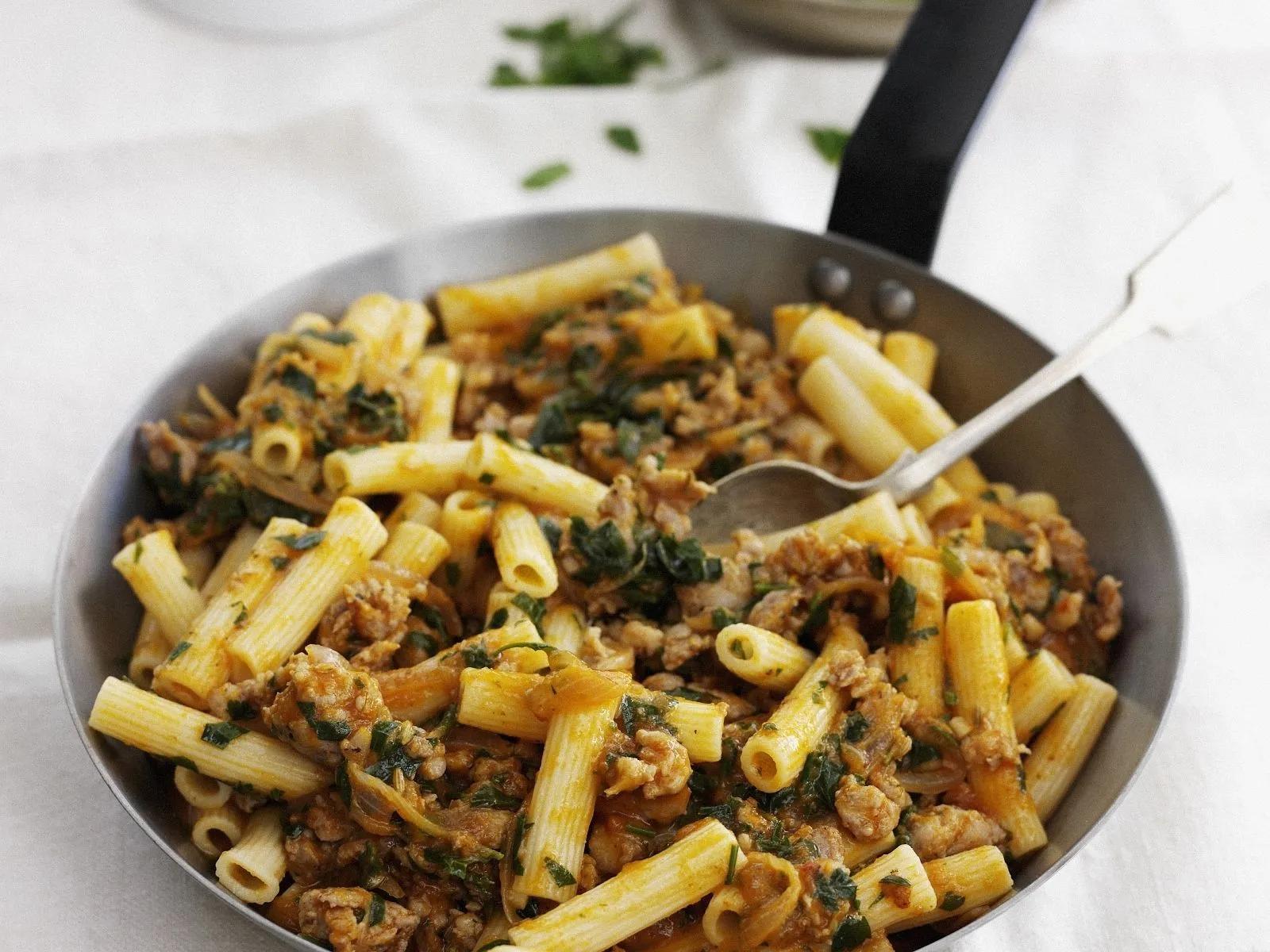 Pasta mit Hackfleisch-Kräuter-Soße | Rezept | Nudeln mit hackfleisch ...