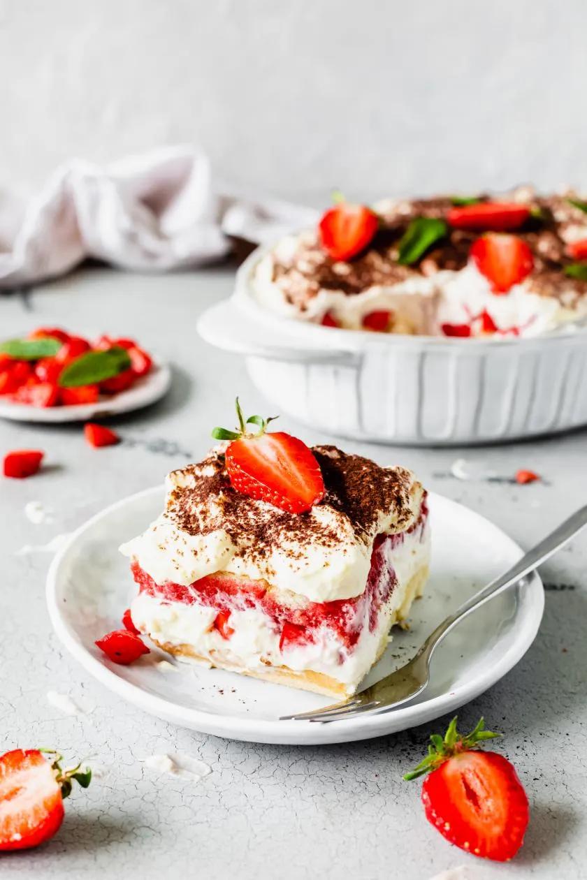 Erdbeer-Tiramisu mit Mascarpone und Sahne | Simply Yummy