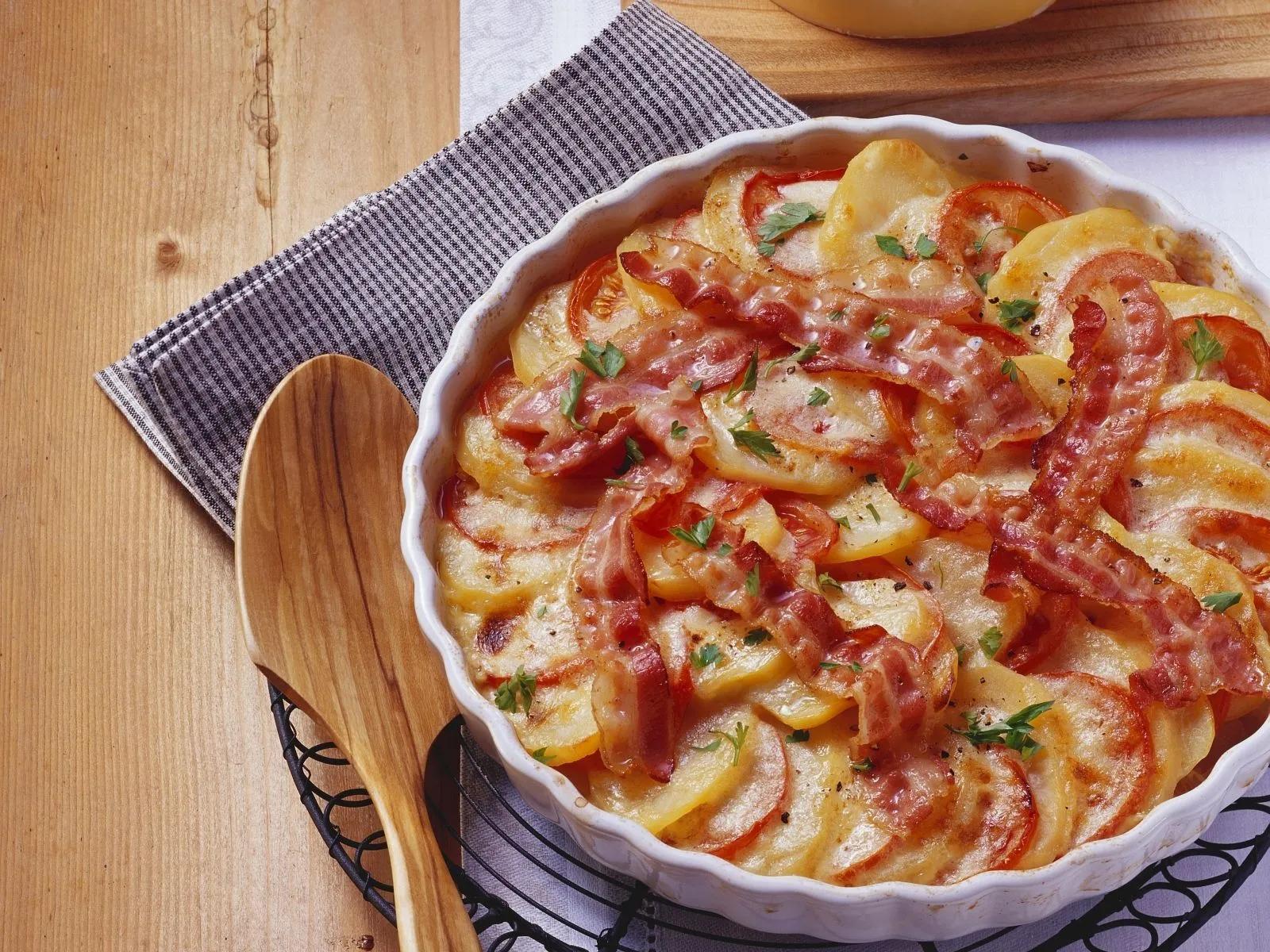 Tomaten-Kartoffel-Gratin mit Bacon und Zwiebeln Rezept | EAT SMARTER