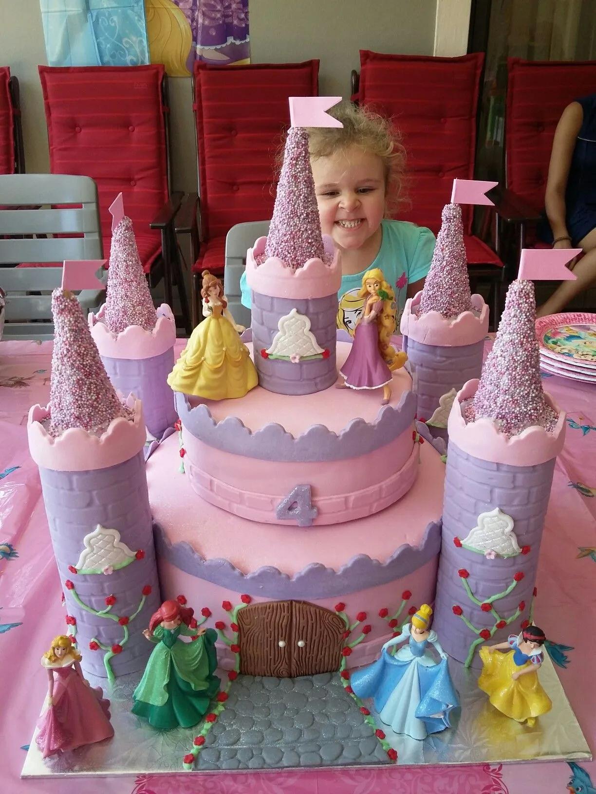 Disney princess castle cake | Disney princess birthday cakes, Princess ...