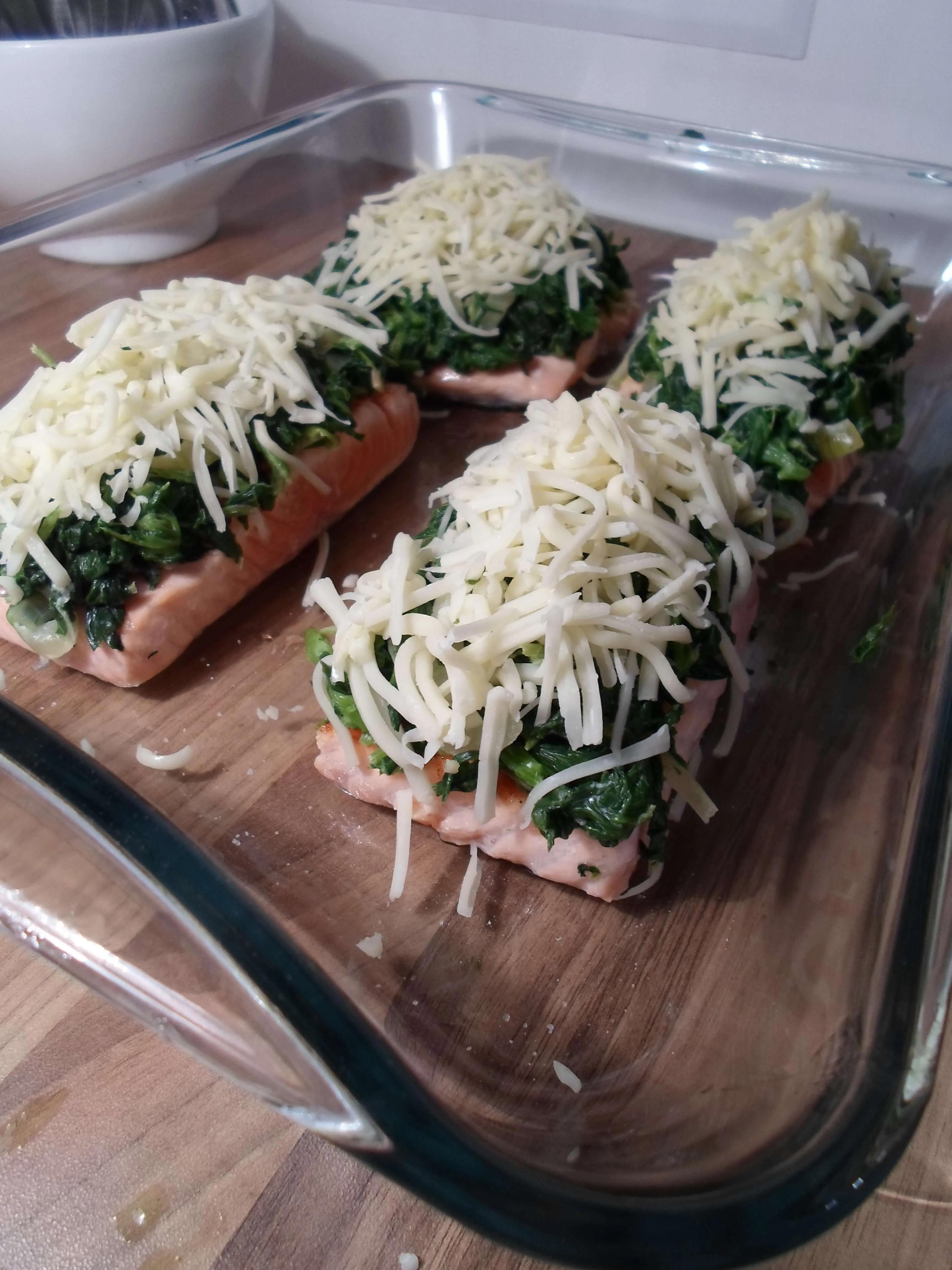 Überbackener Lachs mit Spinat (Low Carb) - ein traumhaftes Fischgericht