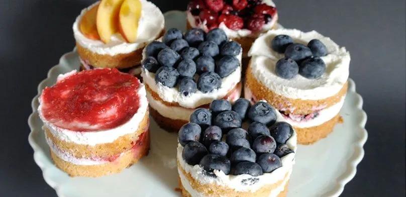 Sommerliche Biskuittörtchen | Mini cakes, Baking, Desserts