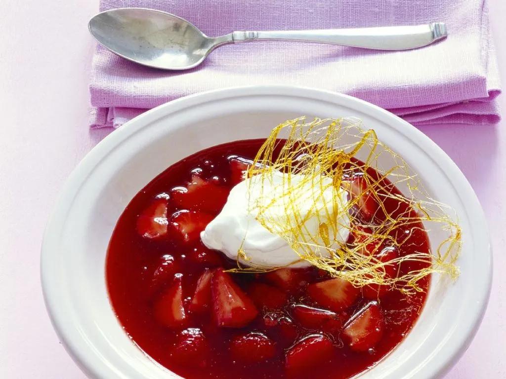 Erdbeersuppe mit Schneeklößchen Rezept | EAT SMARTER