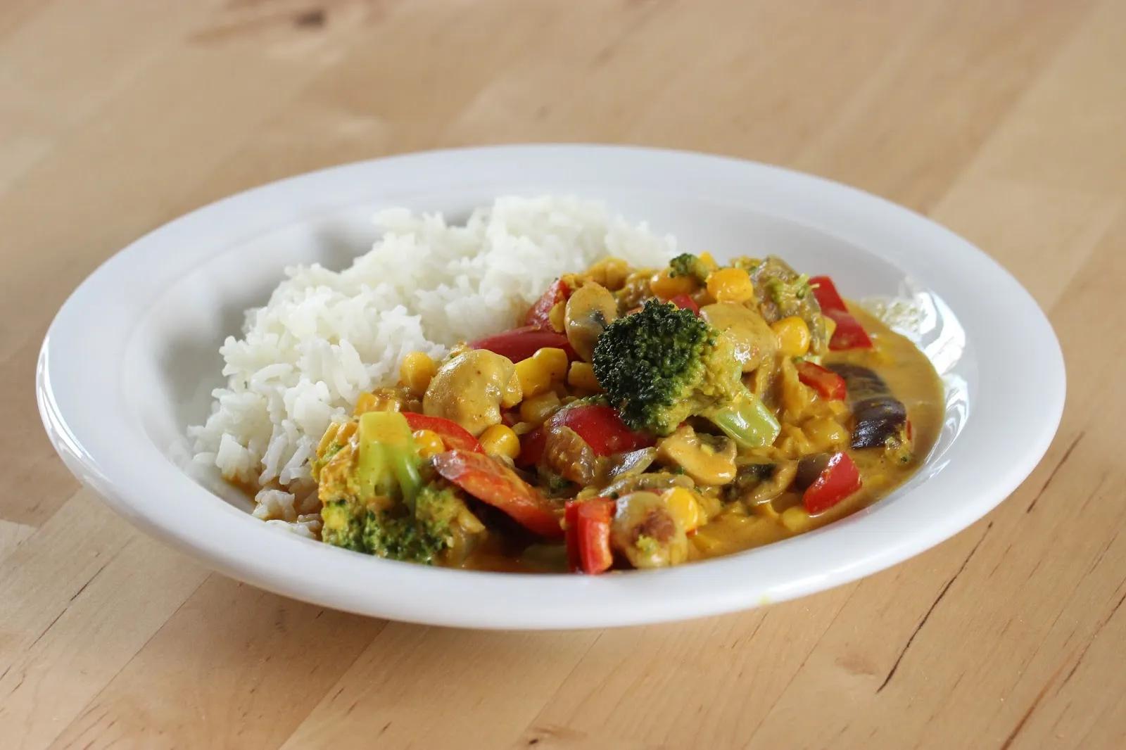 Leckereien aus der (Mini-)Küche: Gemüse-Curry mit Fisch und Reis