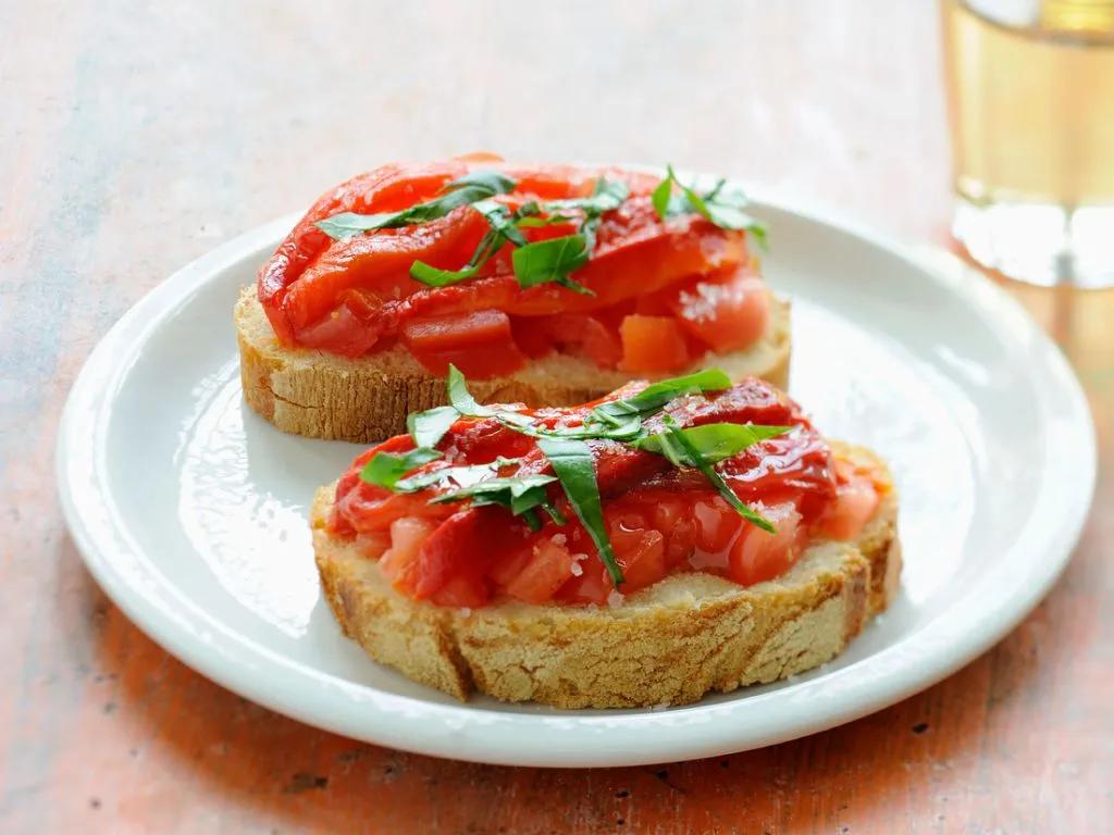 Baguettescheiben mit Tomaten und Basilikum Rezept | EAT SMARTER