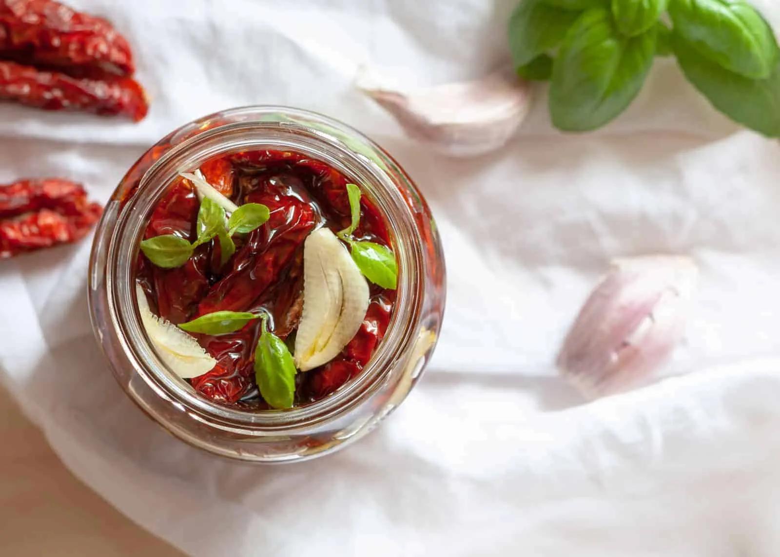 Getrocknete Tomaten mit Basilkum und Knoblauch eingelegt