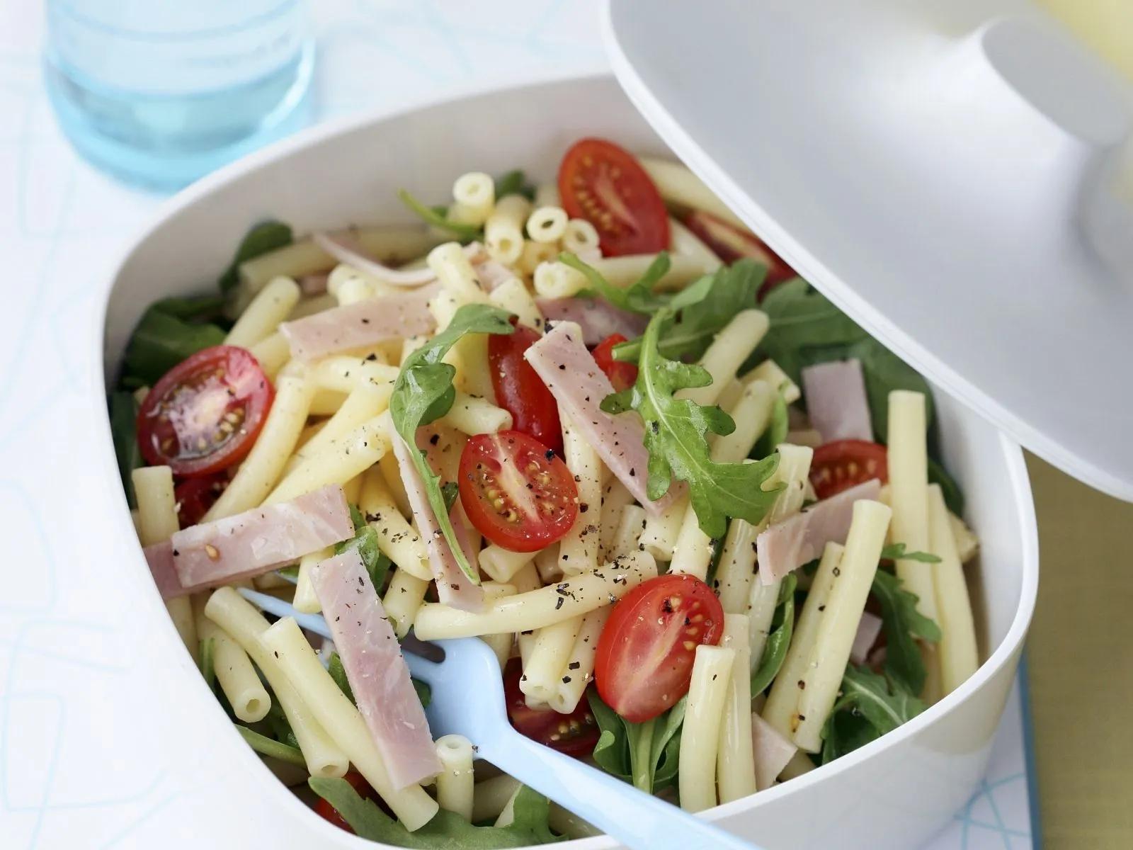 Nudel-Schinken-Salat mit Rucola und Tomaten Rezept | EAT SMARTER