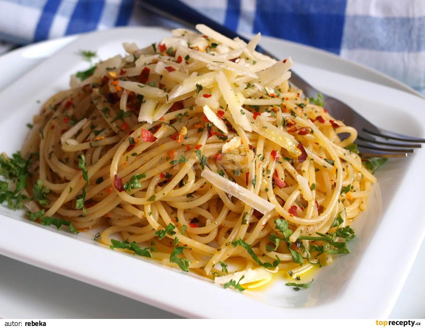Spaghetti aglio olio e peperoncino recept - TopRecepty.cz