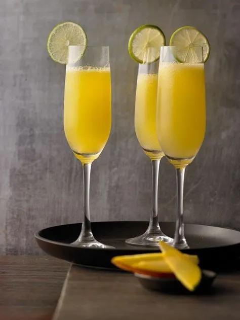 Sekt-Cocktail Siam - mit Mango und Limette Pineapple Lemonade Punch ...