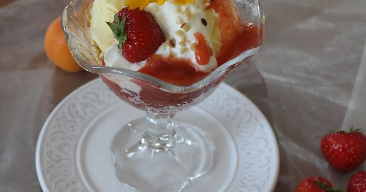 mein Land und Gartengenuss : Vanille-Eisbecher mit Erdbeer-Aprikosen-Sauce