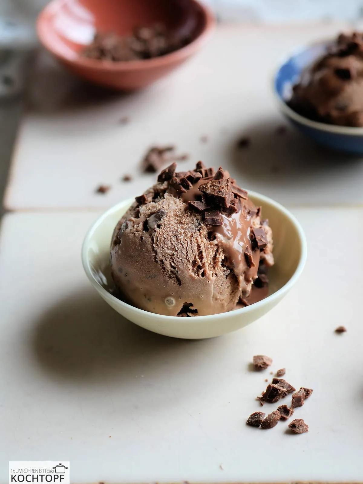 Milchschokoladen-Eis mit knackigen Schoko-Stückchen – 1x umrühren bitte ...