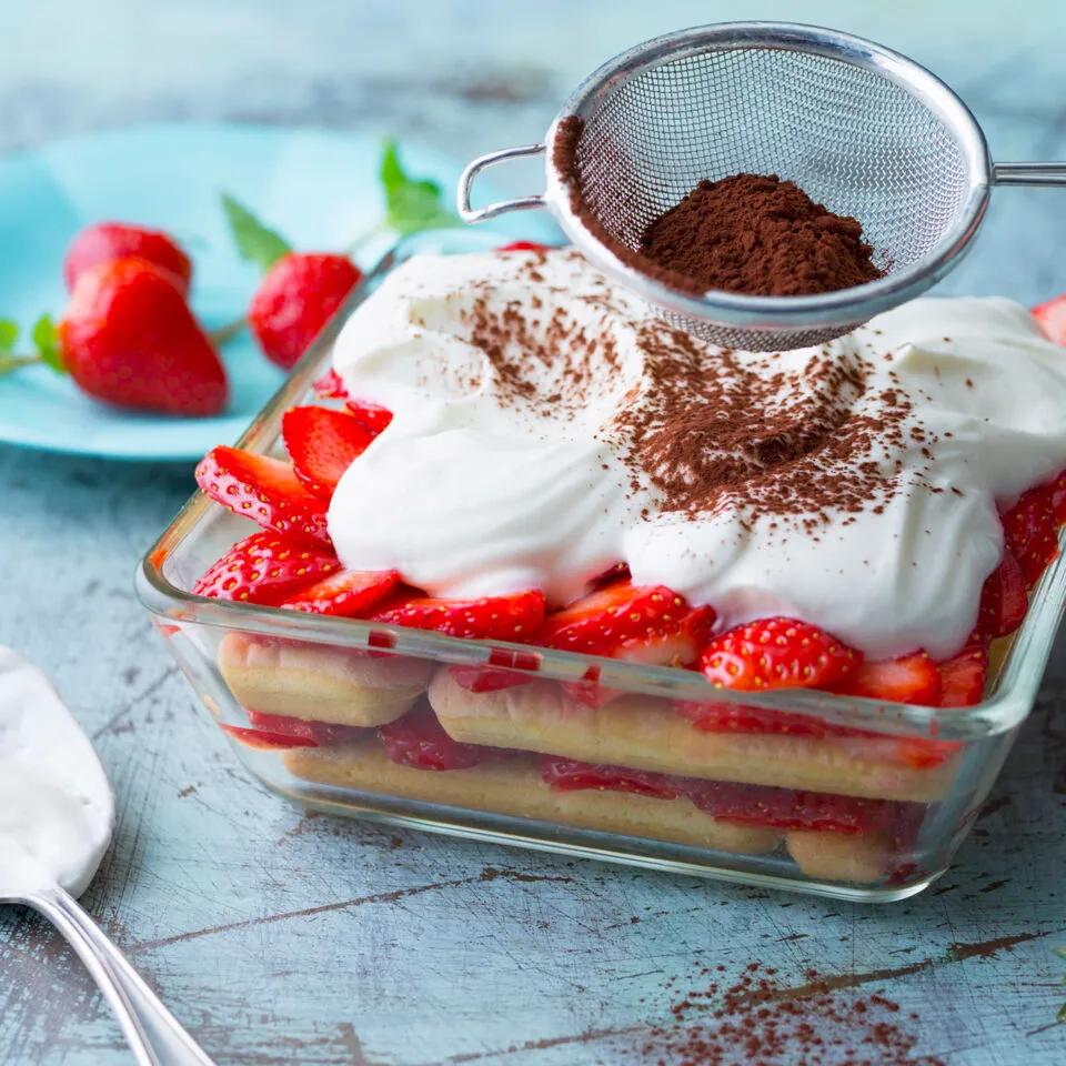 Erdbeer-Tiramisu mit Quark Rezept | Küchengötter