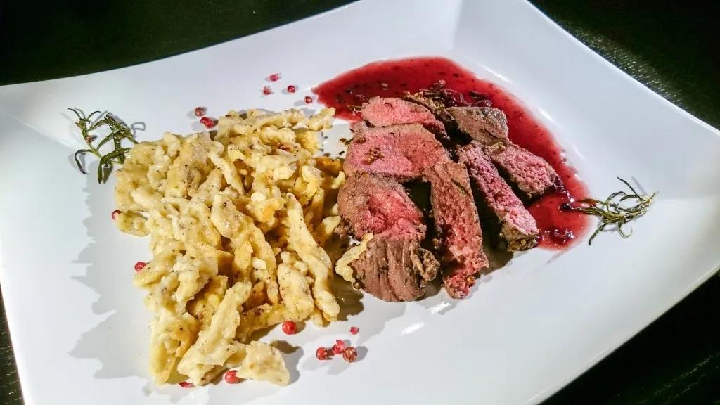 Hirschmedaillons mit Preiselbeersauce an Haselnuss-Spätzle - Einfach ...