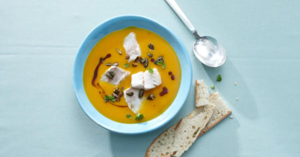 Kürbis-Curry-Suppe mit Seelachs - einfach &amp; lecker | DasKochrezept.de