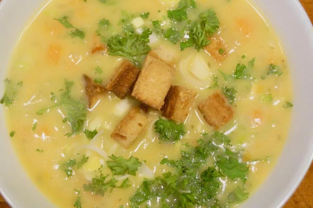 Kartoffel-Karotten-Suppe mit gerösteten Tofu-Würfeln - Ewertonline.de