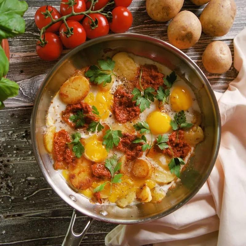 Kartoffeln mit Ei und rotem Pesto - Fitness-Rezept von BODY KITCHEN
