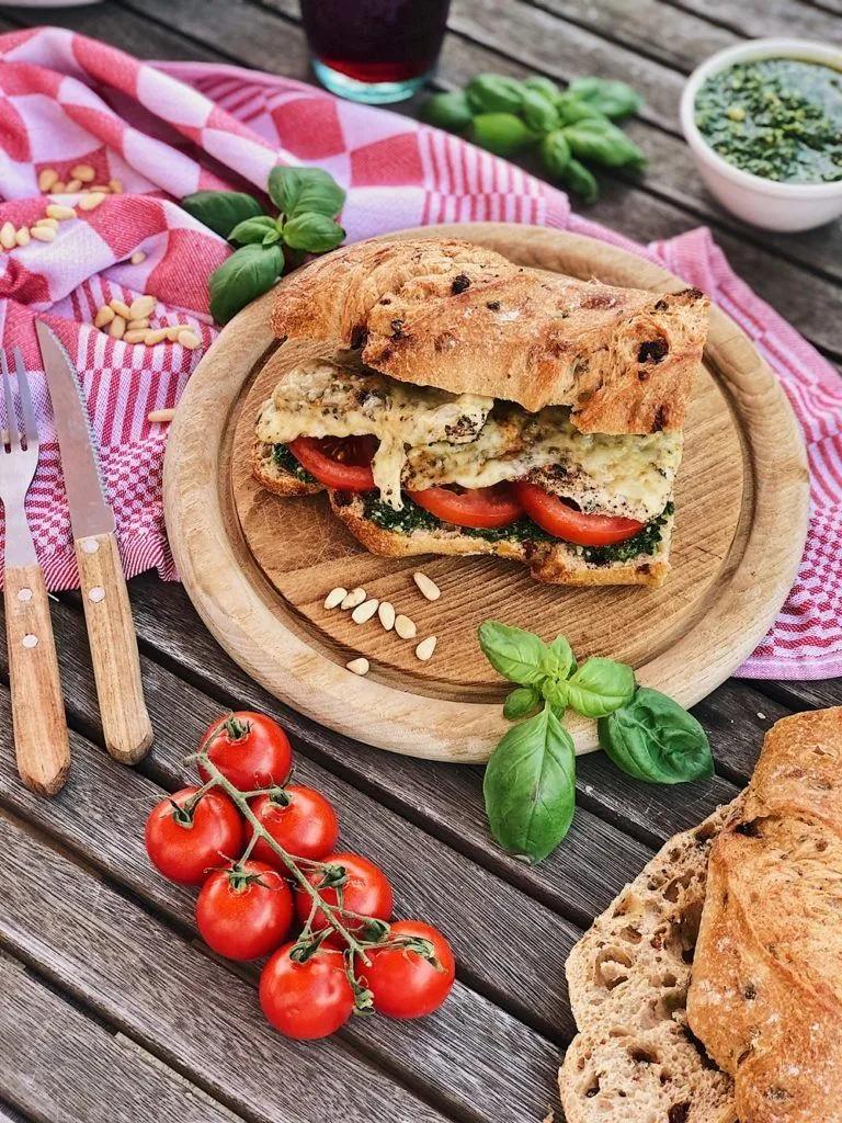 Mediterranes Baguette mit Rucola-Pesto, Tomaten, Hähnchenbrust &amp; Käse