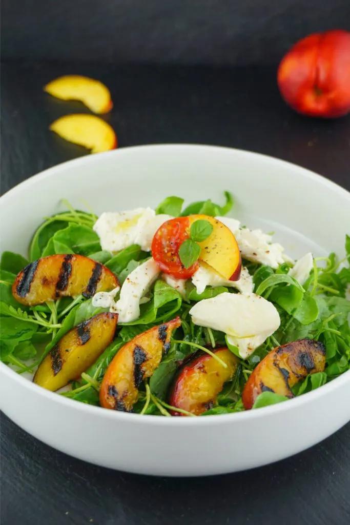 Mozzarella Salat mit gebratenem Pfirsich - Traumhaftes Sommer-Rezept