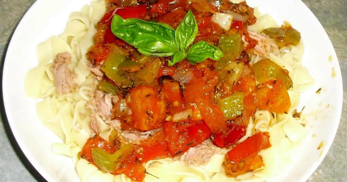 Scharfes Tomaten-Paprika-Sugo mit Thunfisch auf Pasta - einfach ...