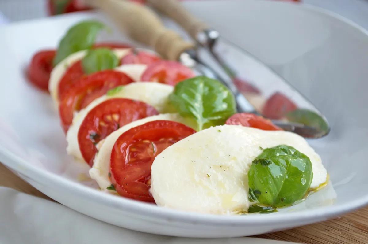 Tomaten mit Büffel Mozzarella - Rezept | GuteKueche.at