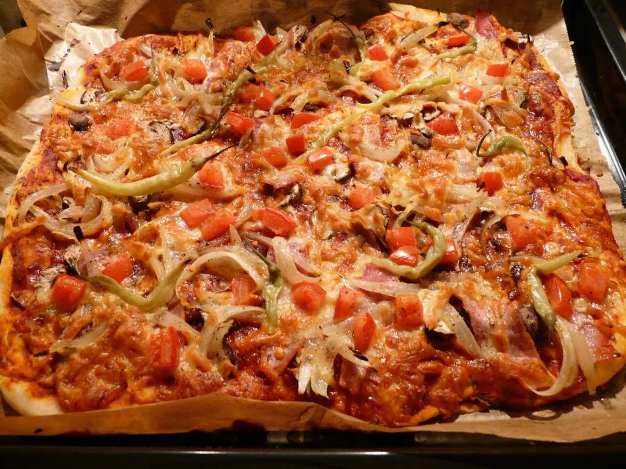Pizzateig selber machen für eine leckere Schinken Pizza wie in Italien
